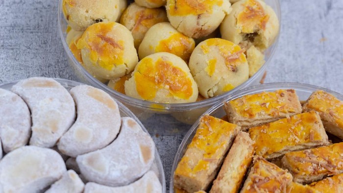 various types of pastries typical of Indonesian people, during the Eid al-Fitr holiday, such as nastar, kue putri salju and kastengel.