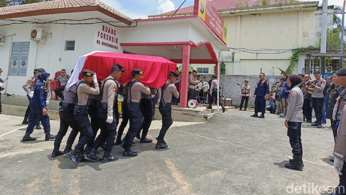 Jenazah polisi yang gugur bertugas di Lampung usai diautopsi.