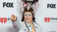 7 Gaya Sensasional Jojo Siwa di iHeartRadio Awards 2025, Butuh 5 Jam Makeup