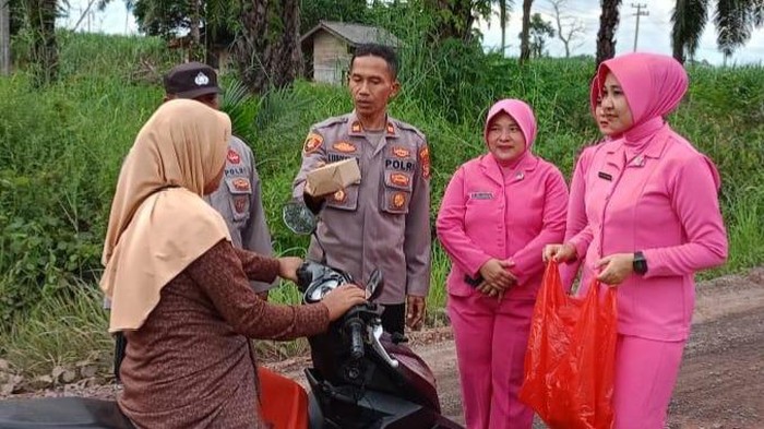 Kapolsek Negara Batin, Iptu Lusiyanto sempat membagikan takjil kepada masyarakat.