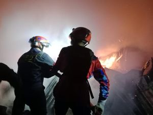 Rumah Kontrakan di Jalan Regge Makassar Kebakaran Saat Waktu Sahur Rumah Kontrakan di Jalan Regge Makassar Kebakaran Saat Waktu Sahur