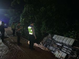 Bus Bawa Rombongan Pengajian Terguling di Pracimantoro Wonogiri, 1 Tewas Bus Bawa Rombongan Pengajian Terguling di Pracimantoro Wonogiri, 1 Tewas
