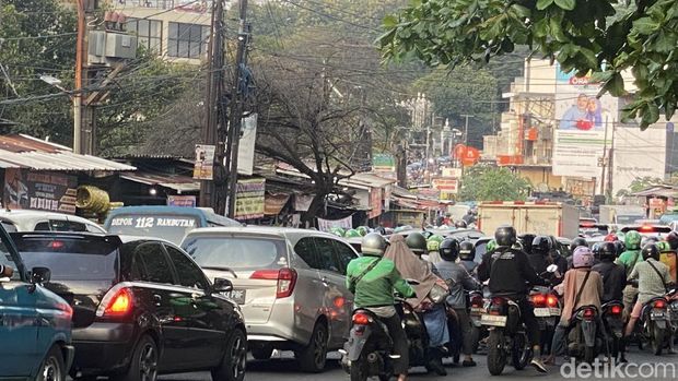 Kemacetan terjadi di Jalan Margonda Raya, Kota Depok, Jawa Barat, sore ini. Kemacetan terjadi karena peningkatan volume kendaraan yang melintas. (Devi Puspitasari/detikcom)