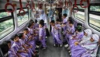 Keseruan Anak-anak Safari Ramadan Sambil Belajar Naik LRT Jakarta