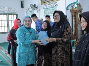 PKK Palembang Salurkan Bantuan Sembako ke Warga Kurang Mampu