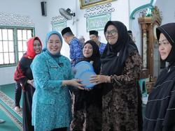 PKK Palembang Salurkan Bantuan Sembako ke Warga Kurang Mampu