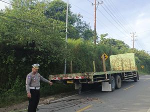 Tabrak Truk Fuso di Pinggir Jalan Kupang, Dua Pemuda Tewas Tabrak Truk Fuso di Pinggir Jalan Kupang, Dua Pemuda Tewas