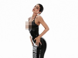 Kylie Jenner Rilis Koleksi Baju Latex, Tampil Ultra-seksi untuk Promosi Produk