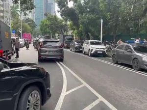Lalin di Senopati Arah Senayan Jaksel Macet Imbas Ada Demo di KemenPAN-RB