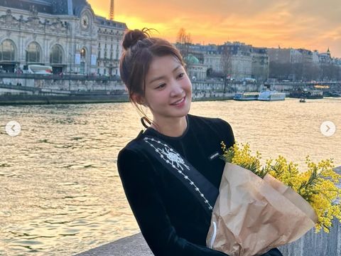 Lee Si Young eksis selama Paris Fashion Week 2025