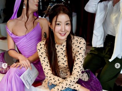 10 Gaya Lee Si Young Tetap Eksis di Paris di Tengah Proses Perceraian