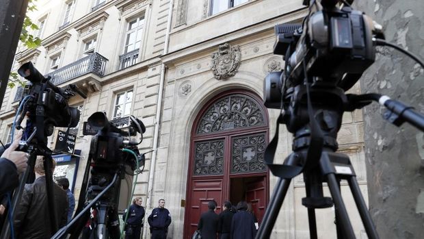 Lokasi Perampokan Kim Kardashian di Paris 2016 Cameras are set up as police officers stand guard at the entrance to a hotel residence at the Rue Tronchet, near Madeleine, central Paris, on October 3, 2016, where US reality television star Kim Kardashian was robbed at gunpoint by assailants disguised as police who made off with millions, mainly in jewellery. Paris police on October 3 said that the loss amounted to