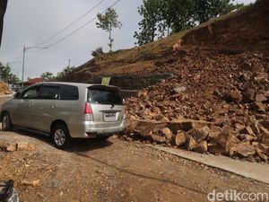 Pembersihan Material Longsor di Jalur Clongop Gunungkidul Tunggu Alat Berat Pembersihan Material Longsor di Jalur Clongop Gunungkidul Tunggu Alat Berat