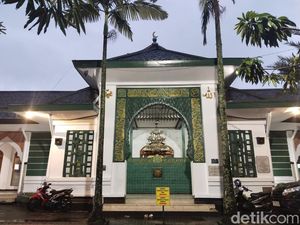 Ternyata ST12 Sering Iktikaf di Masjid Bersejarah Bandung Ini Ternyata ST12 Sering Iktikaf di Masjid Bersejarah Bandung Ini