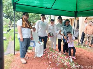 Momen Haru Anak-anak Mat Solar Ziarah Saat Lebaran Momen Haru Anak-anak Mat Solar Ziarah Saat Lebaran