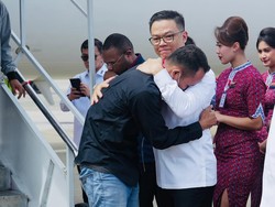 Momen Emosional WNI Korban Online Scam Peluk Menlu Sugiono