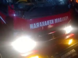 Padamkan Kebakaran 5 Rumah-1 Kios di Bima, Mobil Damkar Malah Dirusak Padamkan Kebakaran 5 Rumah-1 Kios di Bima, Mobil Damkar Malah Dirusak