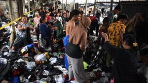 Pedagang Kais Sisa-sisa Barang Pascakebakaran Pasar Poncol