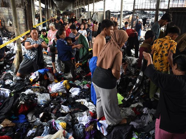 Pedagang Kais Sisa-sisa Barang Pascakebakaran Pasar Poncol