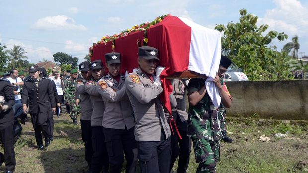 Sejumlah anggota TNI-Polri mengusung jenazah Bripda M. Ghalib Surya Ganta saat akan dimakamkan di Bandar, Lampung, Lampung, Selasa (18/3/2025). Sebanyak tiga anggota Polri yaitu Kapolsek Negara Batin Way Kanan Iptu Lusiyanto, Bripka Petrus Apriyanto dan Bripda M Ghalib Surya Ganta tewas ditembak oknum anggota TNI saat menggerebek judi sabung ayam di Kampung Karang Manik, Kecamatan Negara Batin, Kabupaten Way Kanan, Lampung. ANTARA FOTO/Ardiansyah