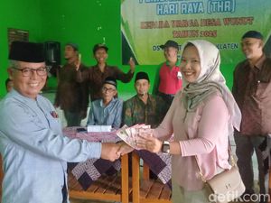 Semringah Ribuan Warga Wunut Klaten Dapat THR Rp 200 Ribu dari Desa Semringah Ribuan Warga Wunut Klaten Dapat THR Rp 200 Ribu dari Desa