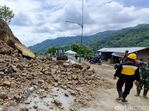 Loader Mulai Bersihkan Material Longsor di Jalan Baru Clongop Loader Mulai Bersihkan Material Longsor di Jalan Baru Clongop