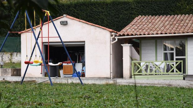 Perampokan Kim Kardashian 2016 The villa where was arrested a 72-year-old man, suspected of being among the armed men who took part in the stunning break-in at a luxury apartment of Kim Kardashian in central Paris, is pictured, in the village of Plascassier near Grasse, on January 11, 2017. Investigators believe they have detained five men who took part in the theft including a 72-year-old and a 60-year-old, both with long criminal records for robbery. The armed and masked men wearing police uniforms burst into Kardashian's residence in the chic Madeleine area of the capital where the 36-year-old and her entourage were staying during Paris Fashion Week in October. (Photo by YANN COATSALIOU / AFP)