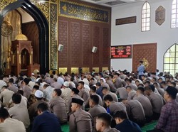 Polda Jatim Gelar Salat Gaib untuk 3 Polisi yang Gugur Ditembak di Lampung