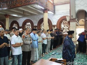 Polda Metro Gelar Salat Gaib Doakan 3 Polisi Gugur Ditembak Oknum TNI Polda Metro Gelar Salat Gaib Doakan 3 Polisi Gugur Ditembak Oknum TNI