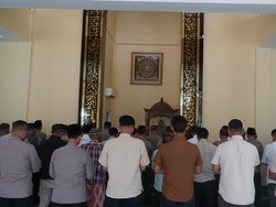 Salat Gaib, Polres Gresik Doakan 3 Polisi Gugur Saat Gerebek Sabung Ayam