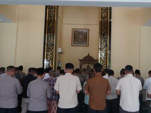 Salat Gaib, Polres Gresik Doakan 3 Polisi Gugur Saat Gerebek Sabung Ayam Salat Gaib, Polres Gresik Doakan 3 Polisi Gugur Saat Gerebek Sabung Ayam