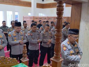 Polres Tulungagung Salat Gaib-Doa Bersama untuk 3 Anggota Polri Gugur di Lampung Polres Tulungagung Salat Gaib-Doa Bersama untuk 3 Anggota Polri Gugur di Lampung