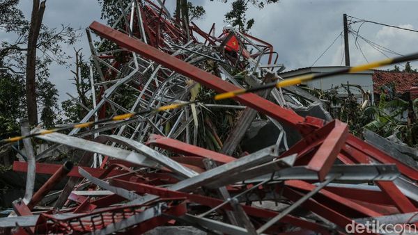 Potret Tower BTS 30 Meter Ambruk Diterjang Angin Puting Beliung