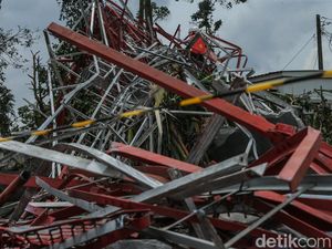 Potret Tower BTS 30 Meter Ambruk Diterjang Angin Puting Beliung Potret Tower BTS 30 Meter Ambruk Diterjang Angin Puting Beliung