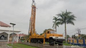 Potret Truk Tua Pengebor Tanah Jadi Menara Masjid di Indramayu