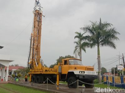 Potret Truk Tua Pengebor Tanah Jadi Menara Masjid di Indramayu