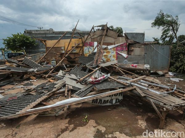 Puluhan Rumah Rusak Imbas Angin Puting Beliung di Cikarang Barat