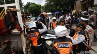 Razia Parkir Liar di Jakarta, Motor Diangkut Petugas Razia Parkir Liar di Jakarta, Motor Diangkut Petugas
