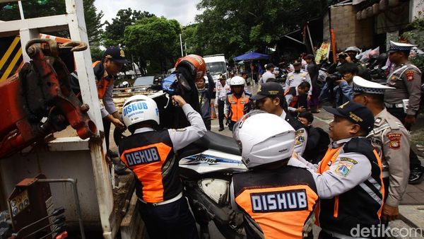 Razia Parkir Liar di Jakarta, Motor Diangkut Petugas