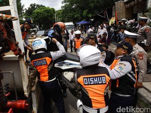 Razia Parkir Liar di Jakarta, Motor Diangkut Petugas Razia Parkir Liar di Jakarta, Motor Diangkut Petugas