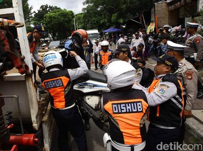 Razia Parkir Liar di Jakarta, Motor Diangkut Petugas