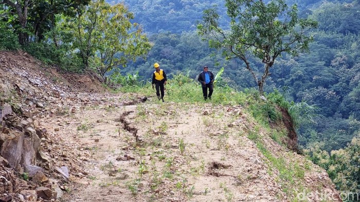 Retakan yang timbul di atas tebing yang longsor di pinggir jalan gres Clongop, Gedangsari, Gunungkidul, Selasa (18/3/2025). Retakan yang timbul di atas tebing yang longsor di pinggir jalan gres Clongop, Gedangsari, Gunungkidul, Selasa (18/3/2025).
