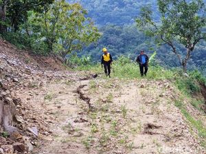 Polisi Temukan Retakan di Tebing Jalan Baru Clongop, Bisa Picu Longsor Lagi