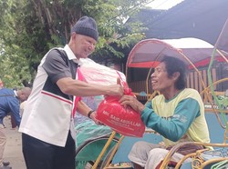 Said Abdullah Berbagi Sembako ke Tukang Becak di Kampung Halamannya