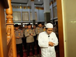 3 Polisi Gugur Ditembak, Personel Polres Bojonegoro Gelar Salat Gaib