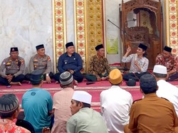 Polri-Warga Kota Mojokerto Salat Gaib untuk 3 Polisi Lampung yang Gugur