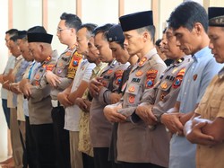Polisi di Tuban Beri Penghormatan 3 Rekannya yang Gugur dengan Salat Gaib
