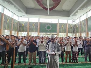 Polda Aceh Gelar Salat Gaib untuk 3 Polisi yang Gugur Ditembak di Lampung Polda Aceh Gelar Salat Gaib untuk 3 Polisi yang Gugur Ditembak di Lampung