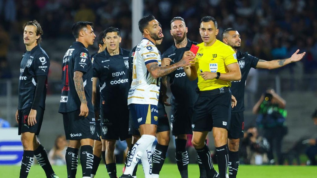 Sergio Ramos (ketiga dari kanan) mendapat kartu merah saat Monterrey melawan Pumas UNAM. Foto: Getty Images/Agustin Cuevas