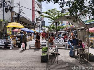 Mereka yang Berburu Baju Lebaran Lebih Awal di Bandung Mereka yang Berburu Baju Lebaran Lebih Awal di Bandung